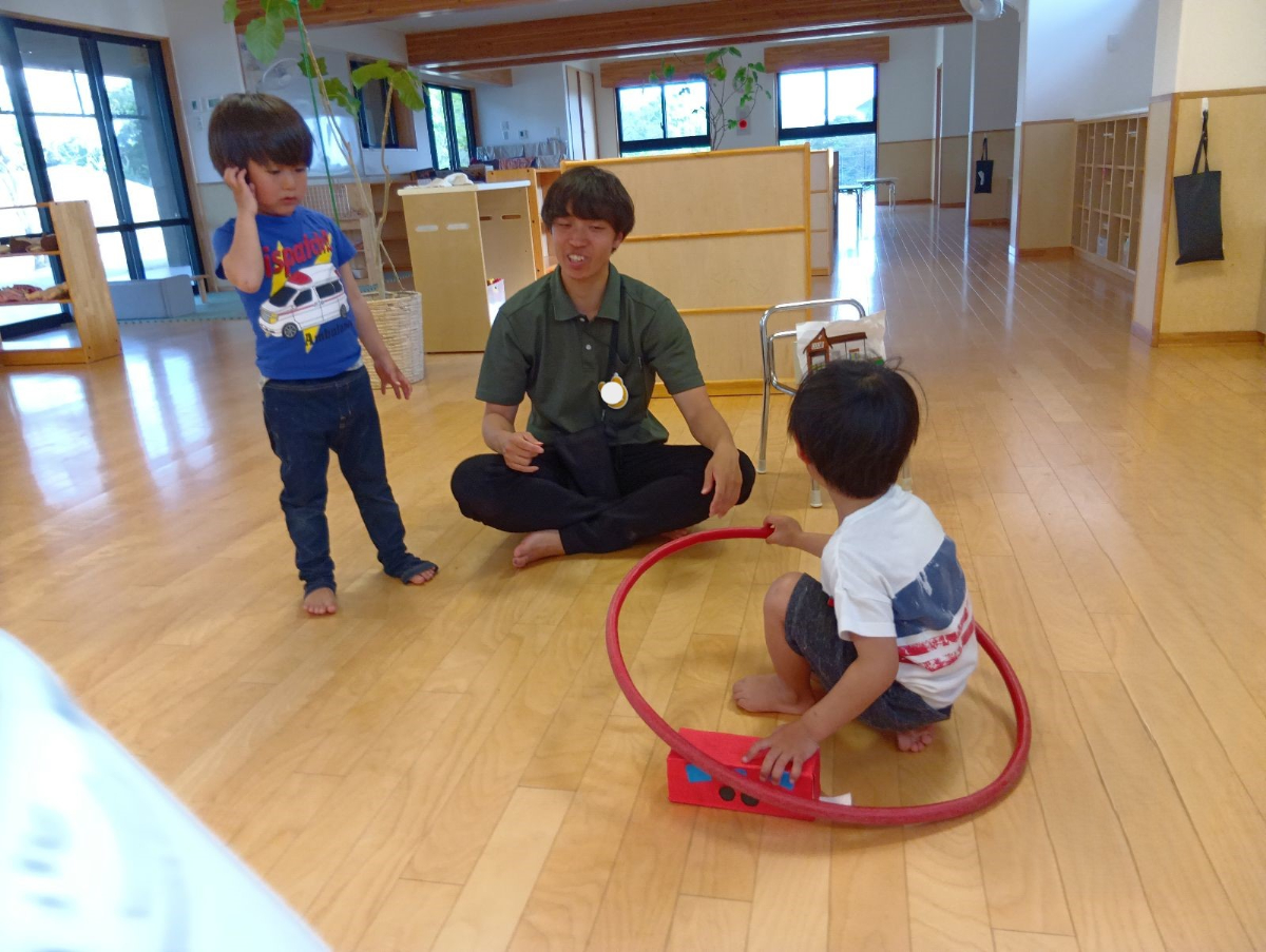 牛乳パックで作った電車で遊ぶ子どもたち