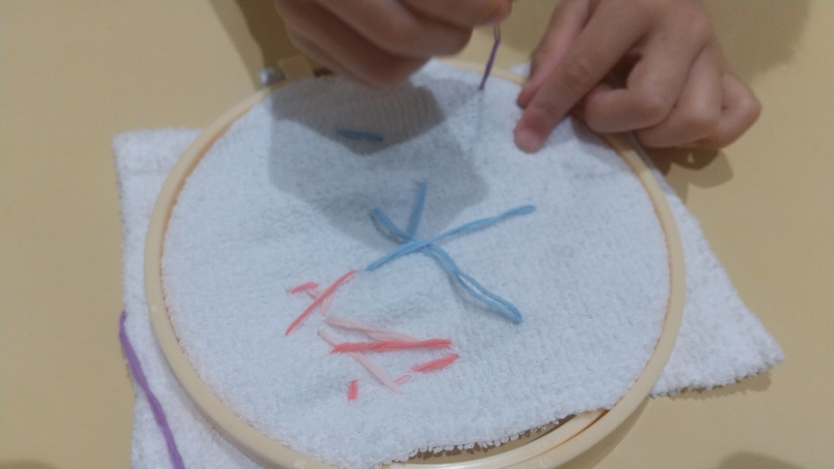 刺繍をしているAちゃんの手元