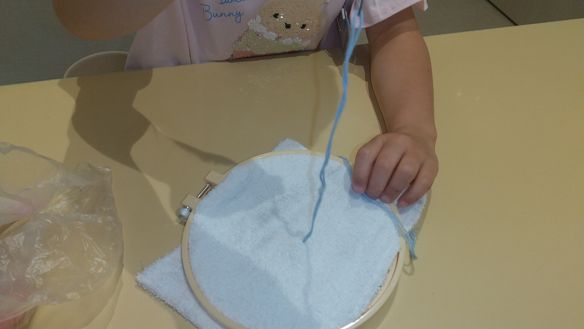 雑巾に針を刺している様子