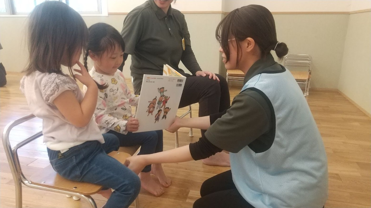 絵本の読み聞かせを聞く子どもたち