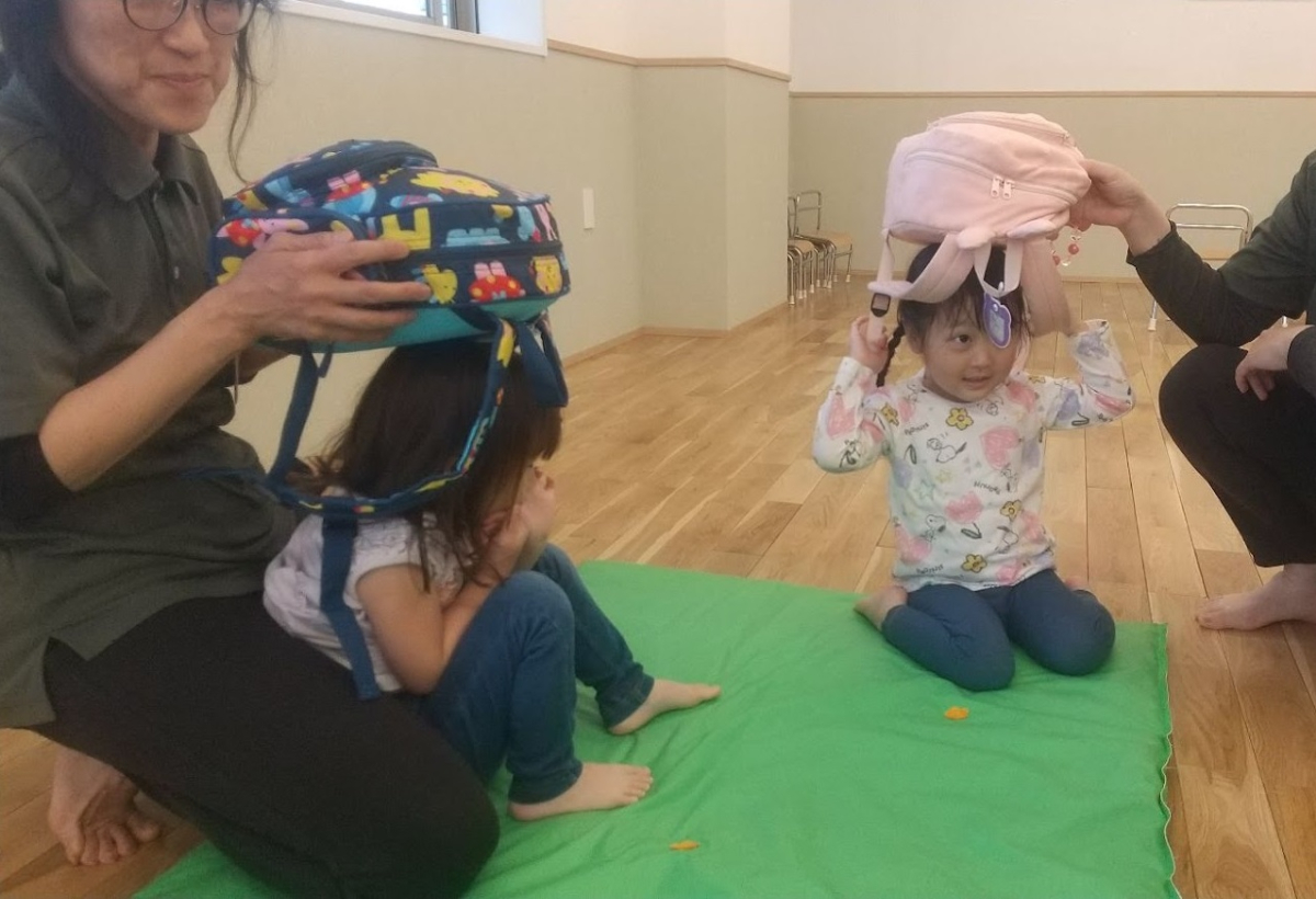 リュックを頭にのせる様子