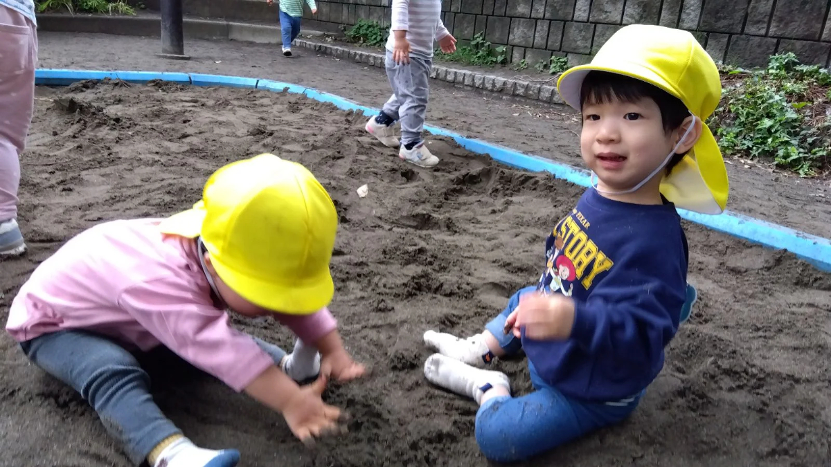公園で遊ぶ子どもたち