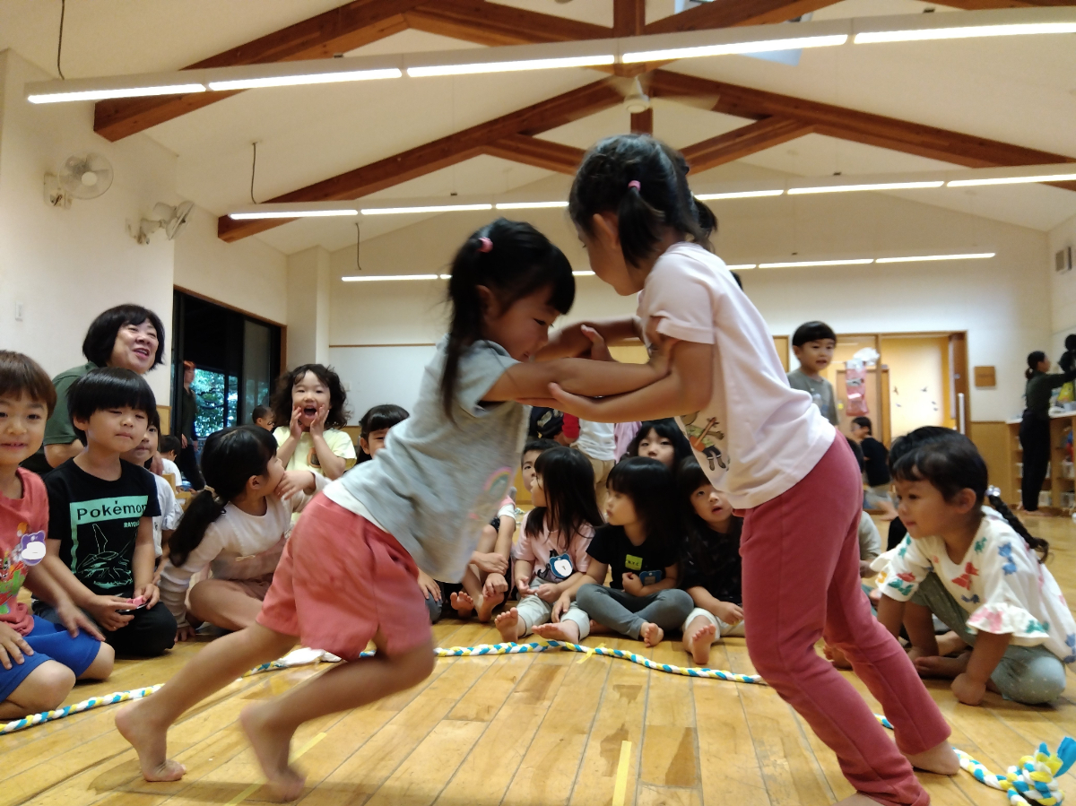 相撲をとる子どもたち