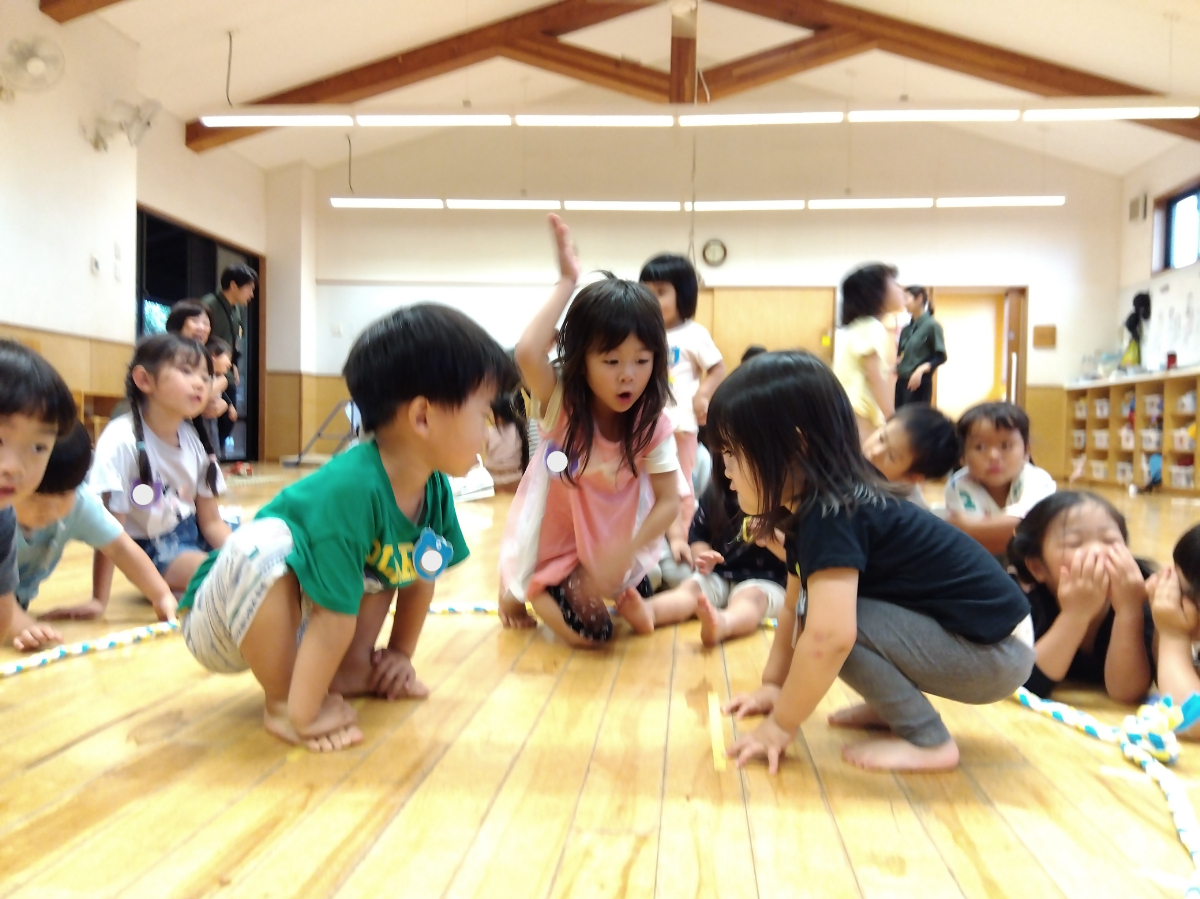 行司をする子どもと、試合前の緊張感ある子どもたち