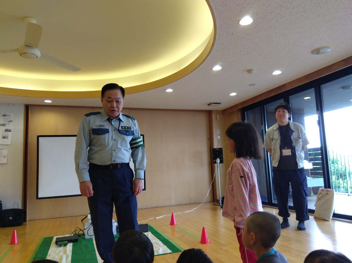 警察官の話を聞く子どもたち
