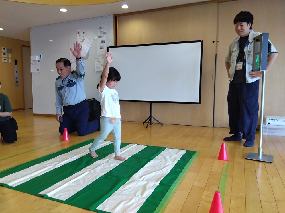 仮の横断歩道を手を挙げて渡る子ども