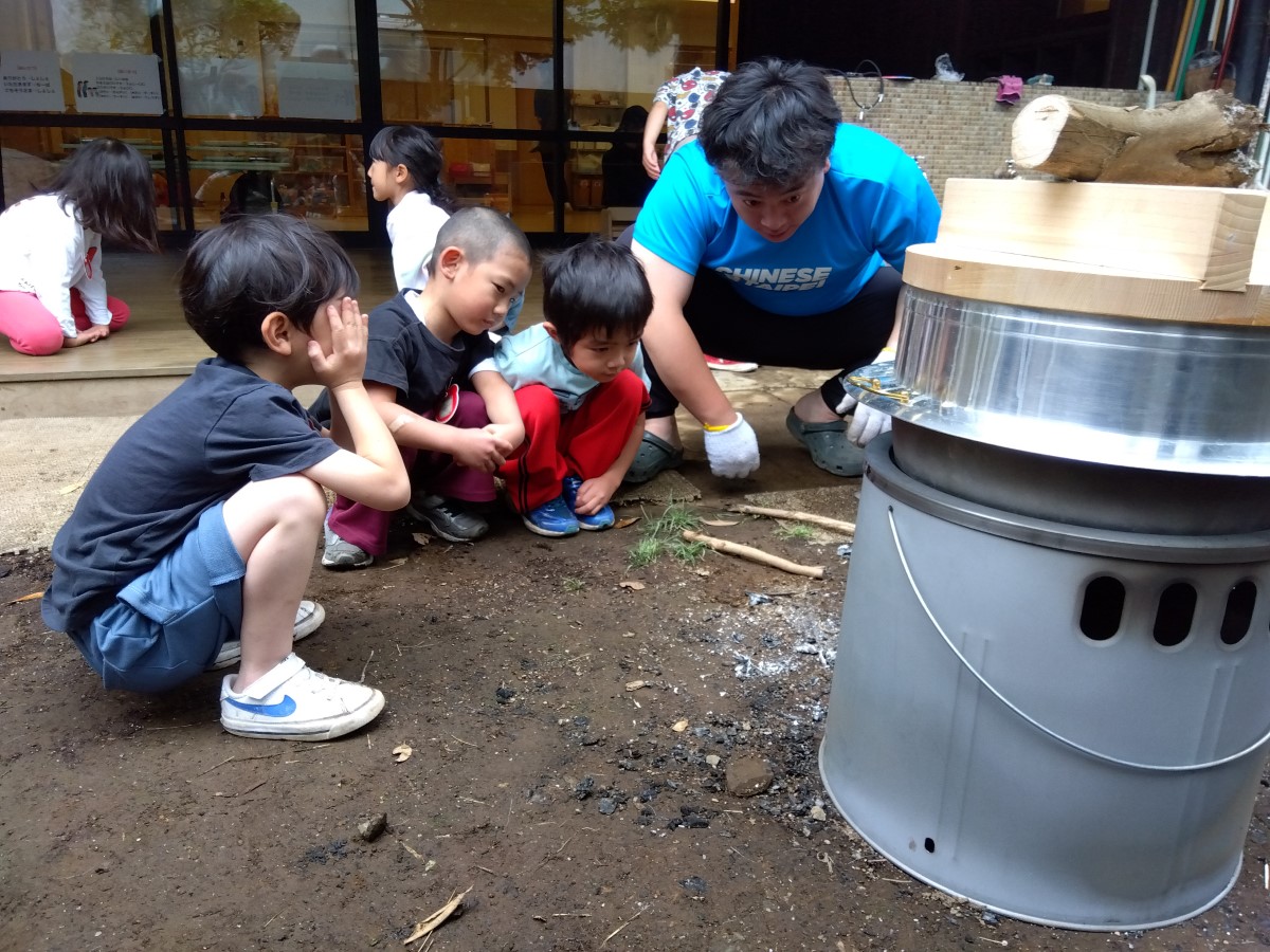 ぬか釜でごはんを炊く子どもたち
