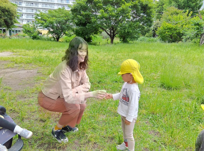 フミさんと交流する子ども