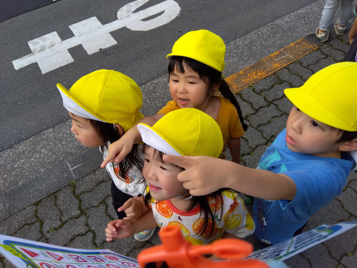 道路標識を見つけて歩く子どもたち