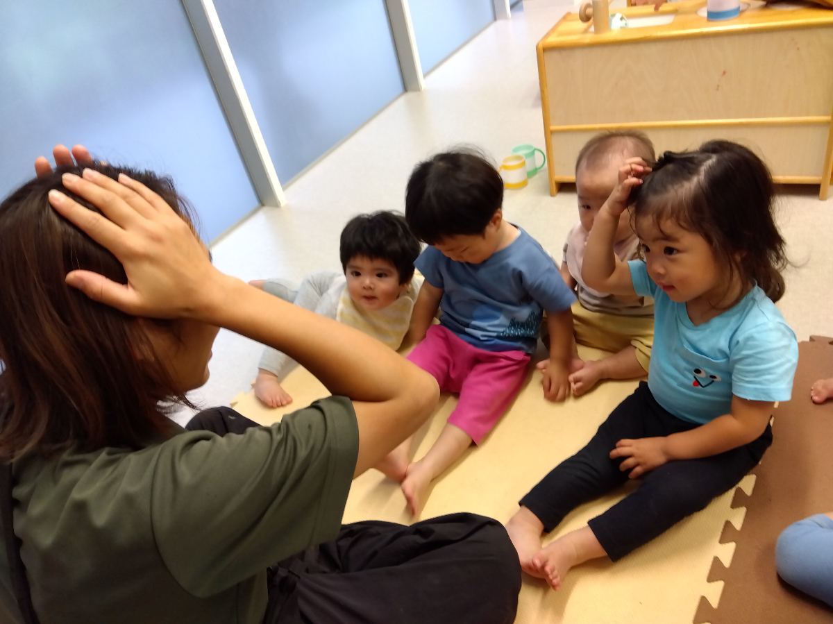 スタッフの動きを真似する子どもたち