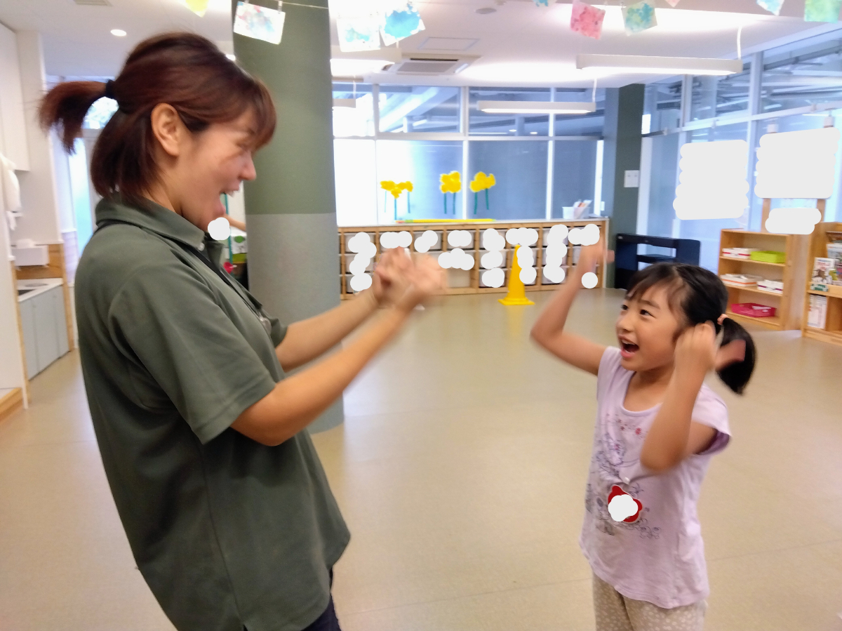 スタッフに笑顔を見せる子ども