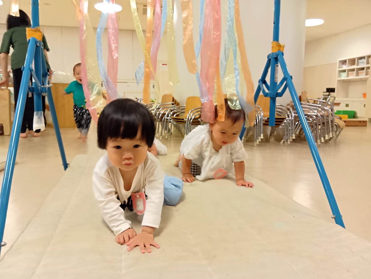 すずらんテープの下をくぐる子どもたち