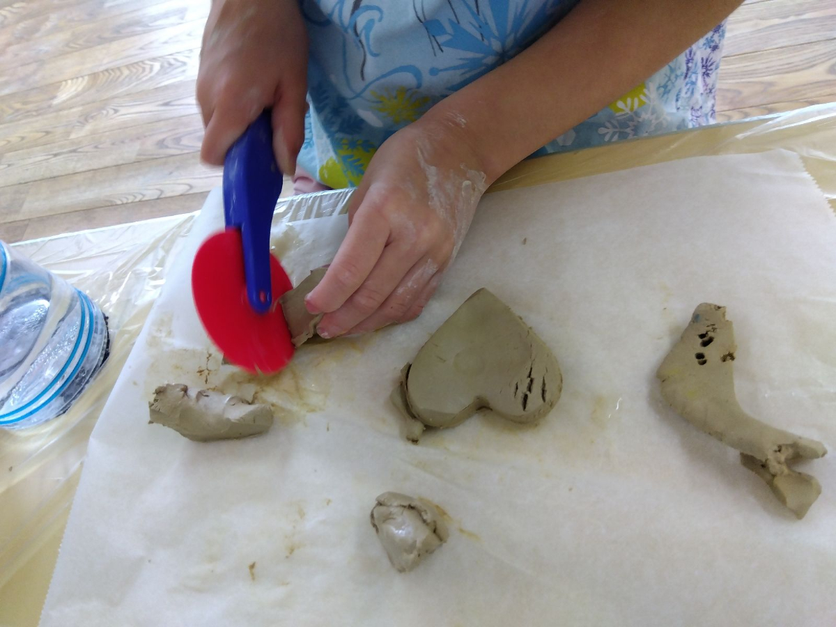 粘土で形作る様子