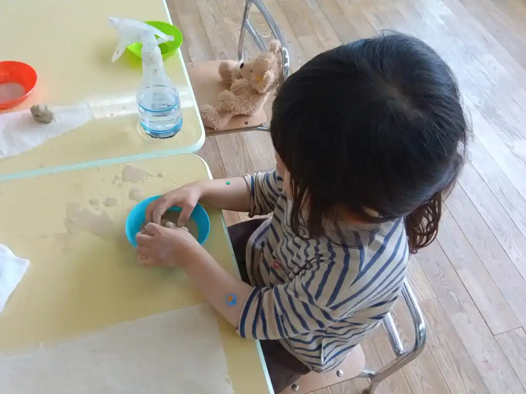 粘土を水に濡らす様子