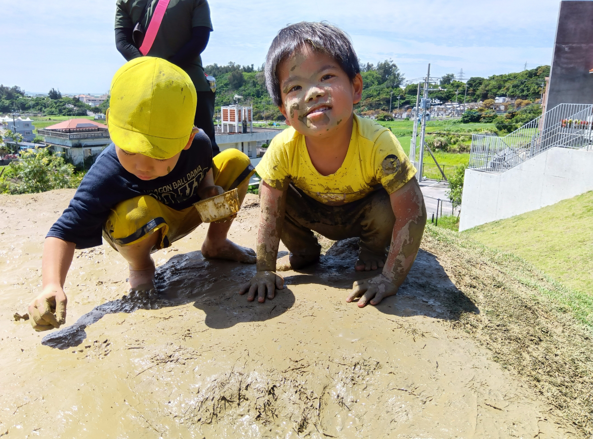 泥だらけになって遊ぶ子どもたち