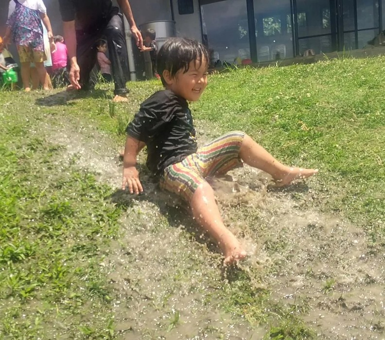 水遊びをして楽しそうな子ども