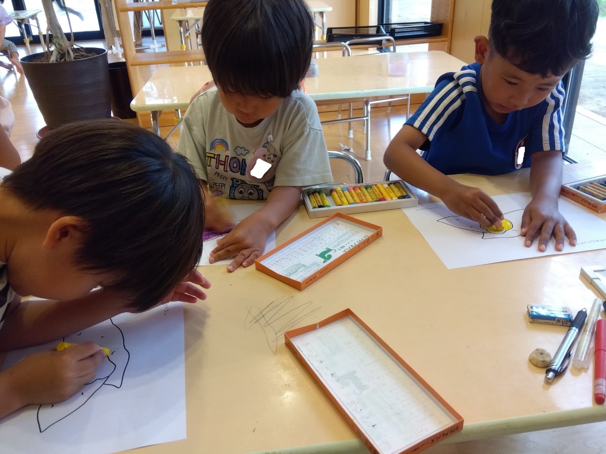 クレヨンでサツマイモの塗り絵をする子どもたち