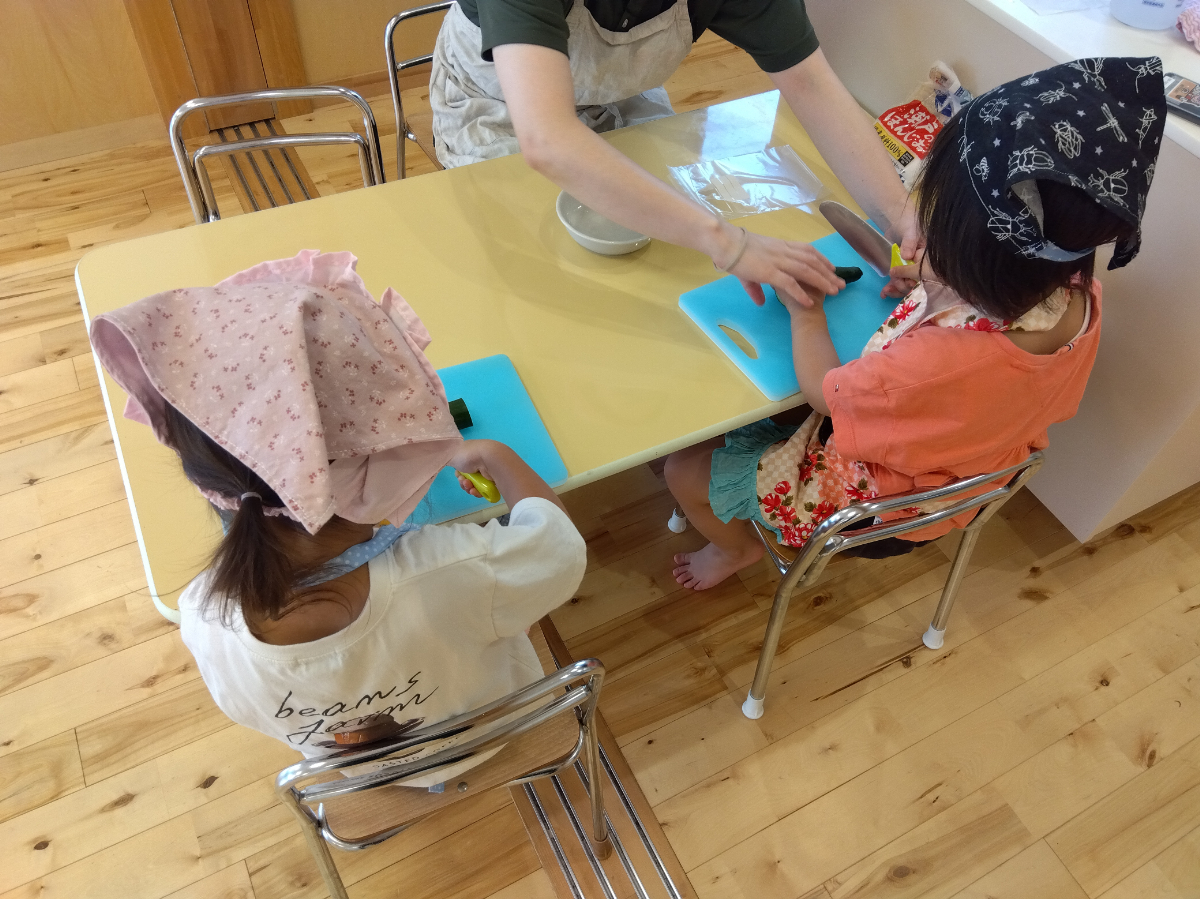 野菜を切る子どもたち