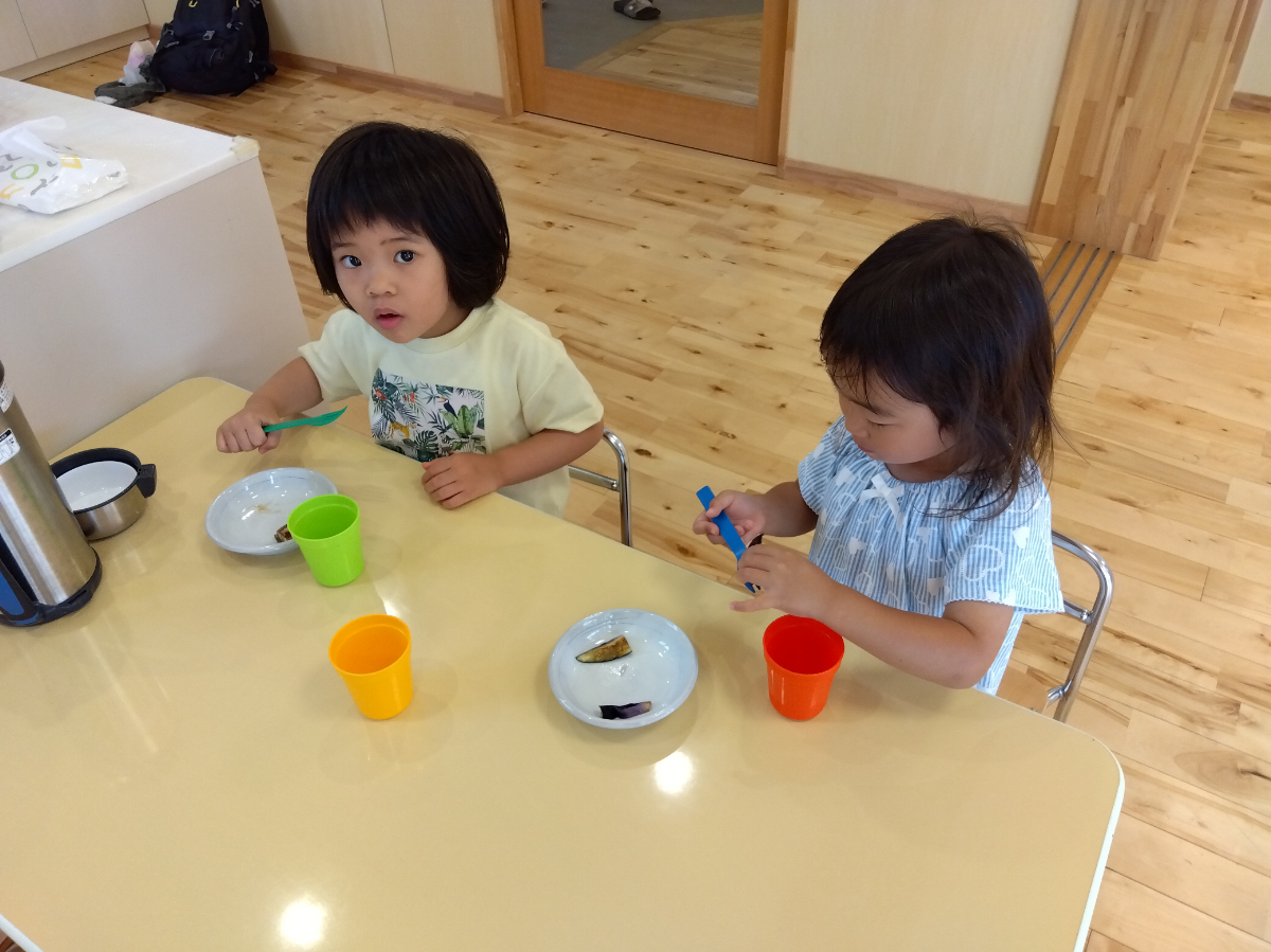 調理した野菜を食べる子ども