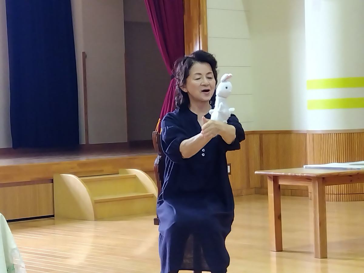 うさぎの手袋人形を使ったおはなしの様子