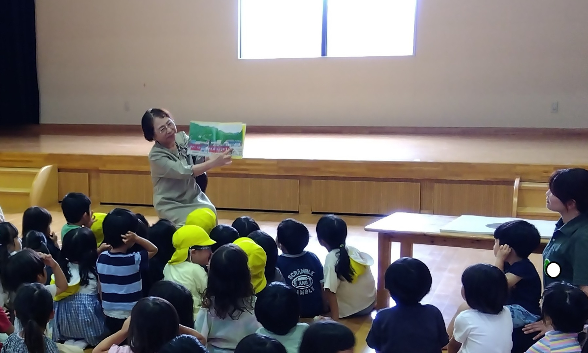 絵本の読み聞かせを聞く子どもたち