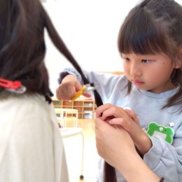 真剣な表情ではさみを入れます