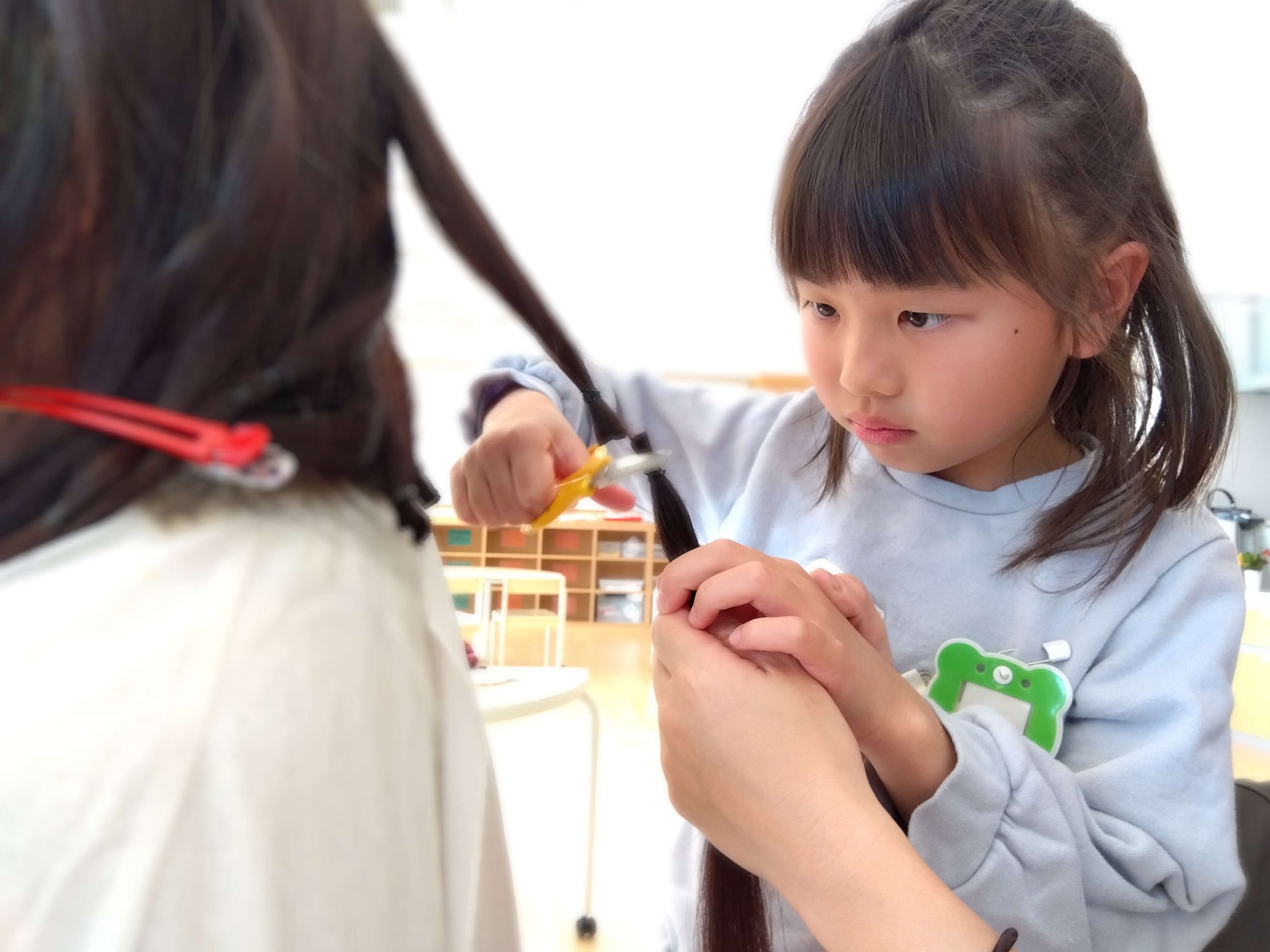 真剣な表情ではさみを入れます