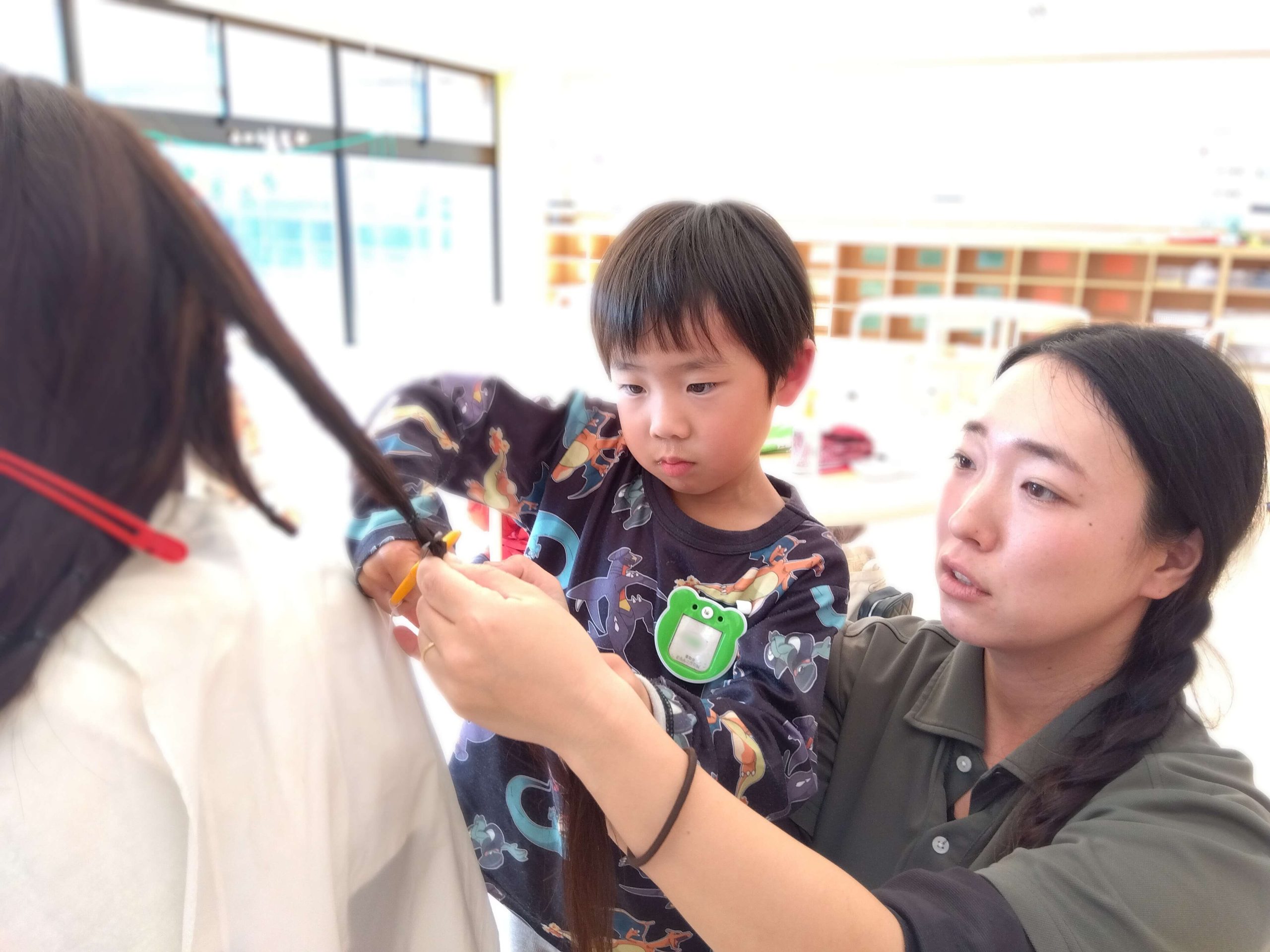 緊張しながらも慎重に切ります