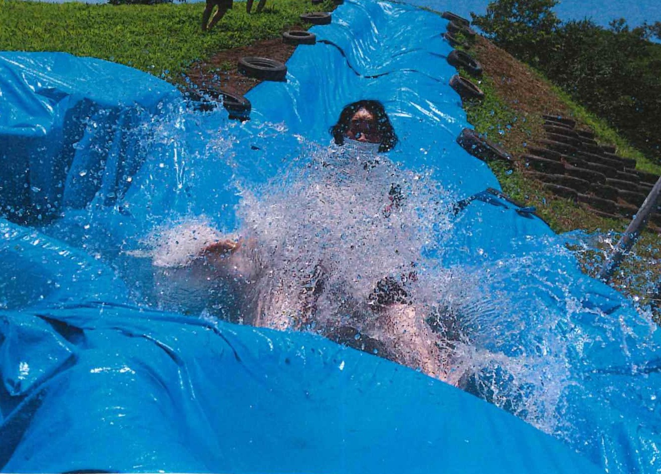 一宮どろんこ名物のどろんこスライダーを楽しむ末永さん