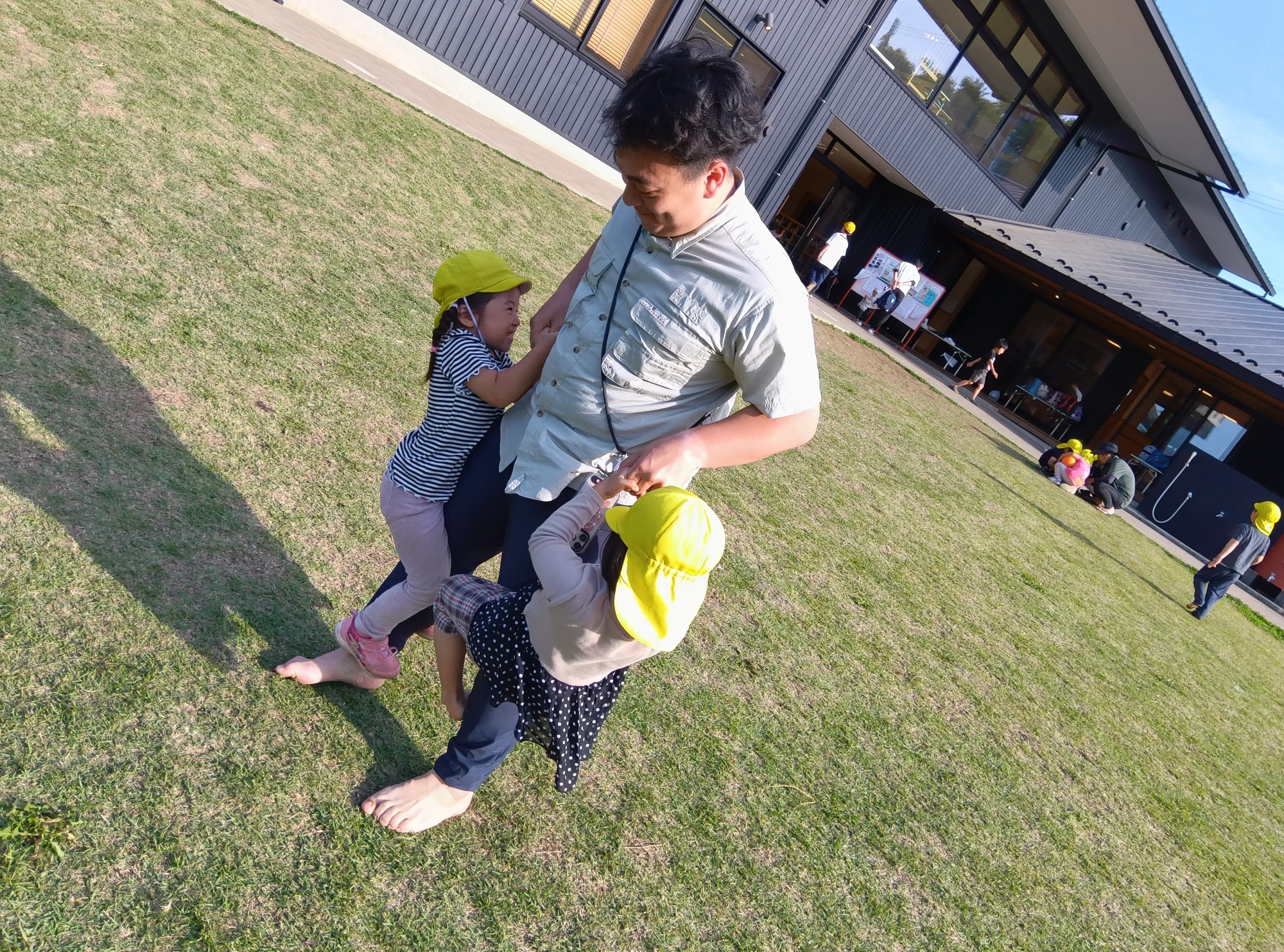 初対面でもすぐに打ち解ける子どもたちと荘さん