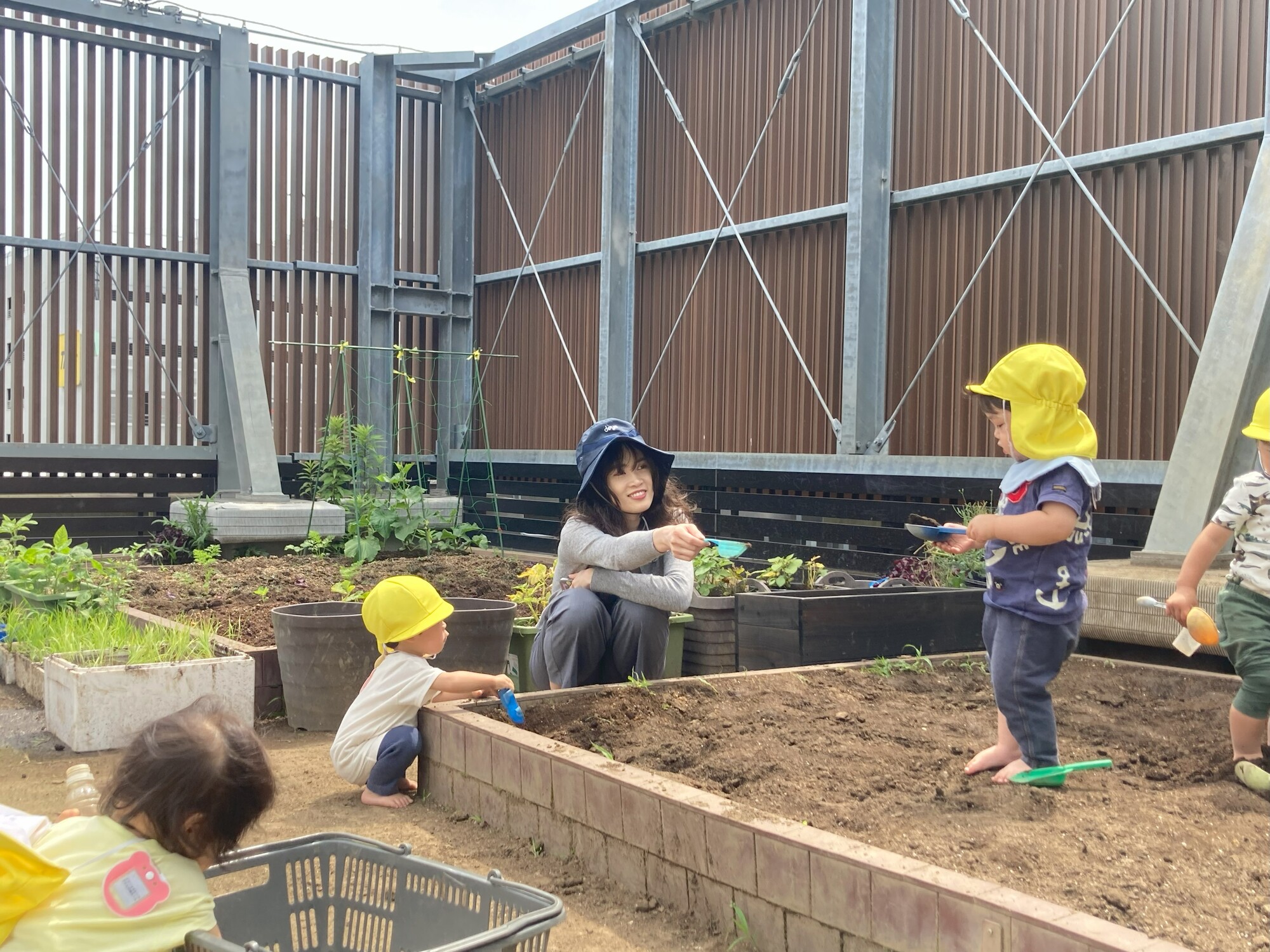 屋上園庭で子どもたちとどろ遊びを楽しむ