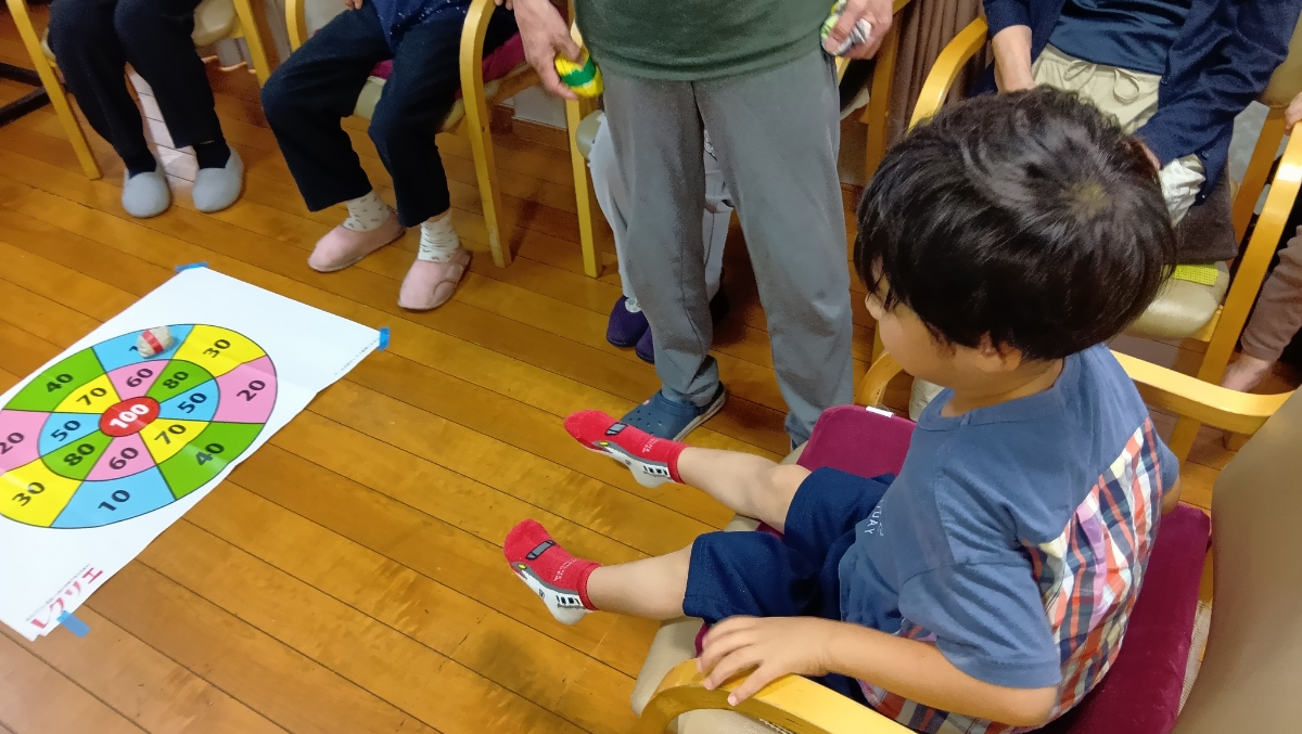 お手玉を投げるゲームの様子