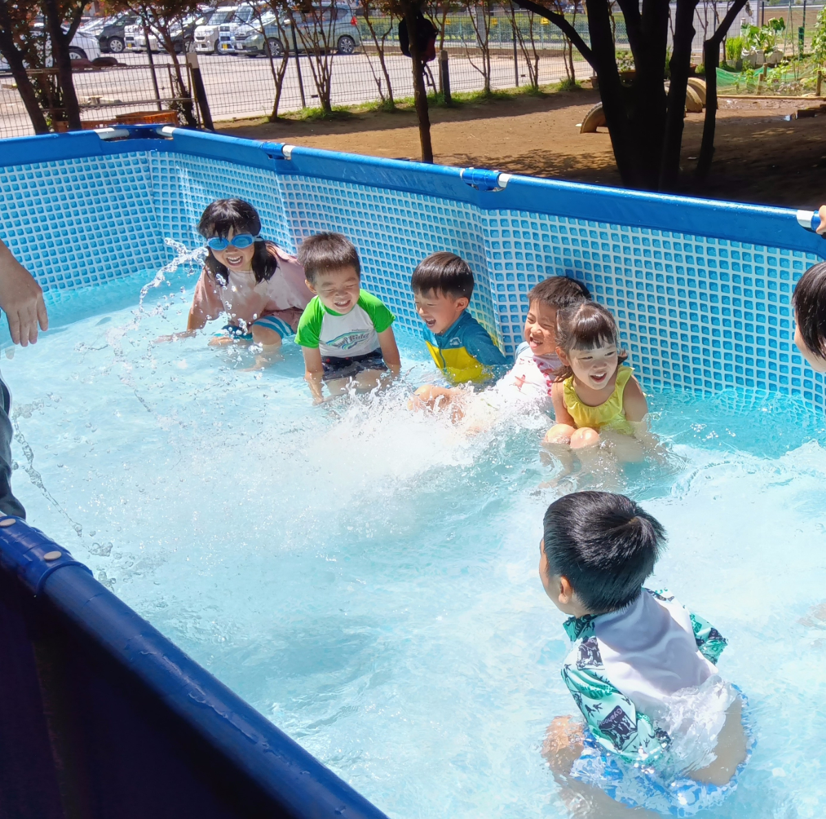 プール遊びをする子どもたち