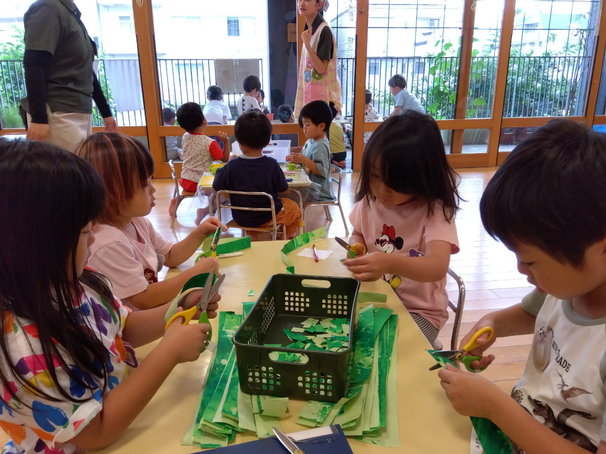 笹を作る子どもたち