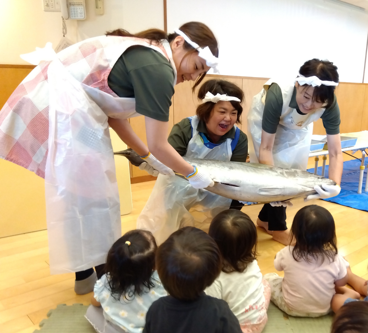 マグロを間近で見る子どもたち