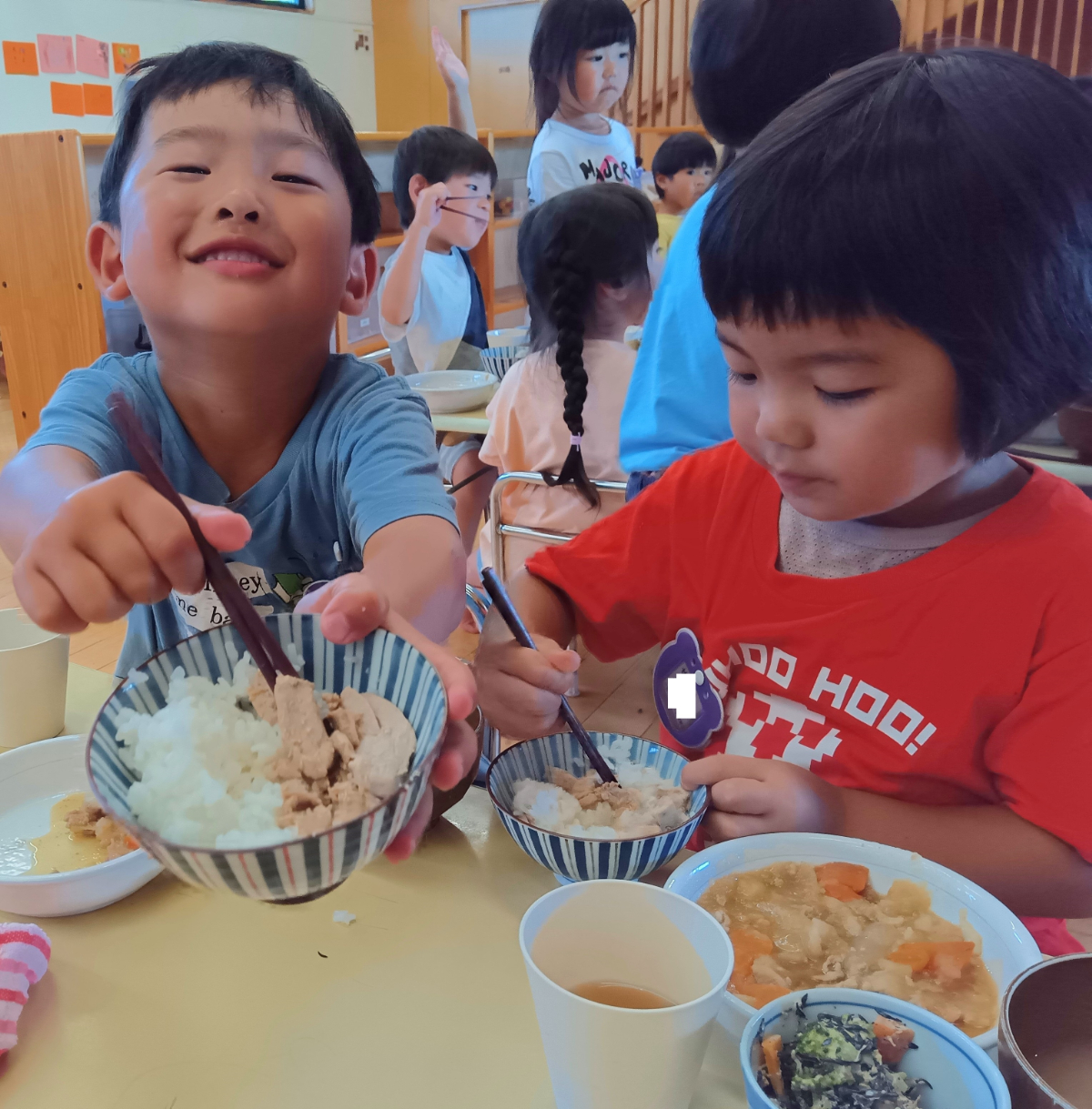 魚をおいしく食べる子どもたち
