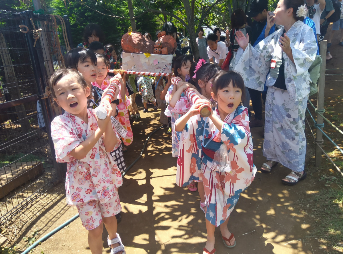 神輿をかつぐ子どもたち