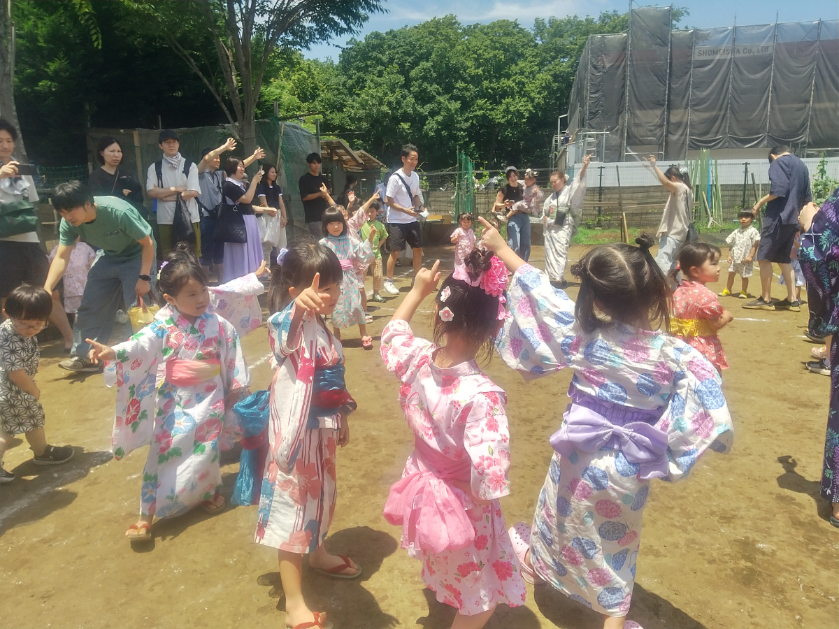 盆踊りをする子どもたち