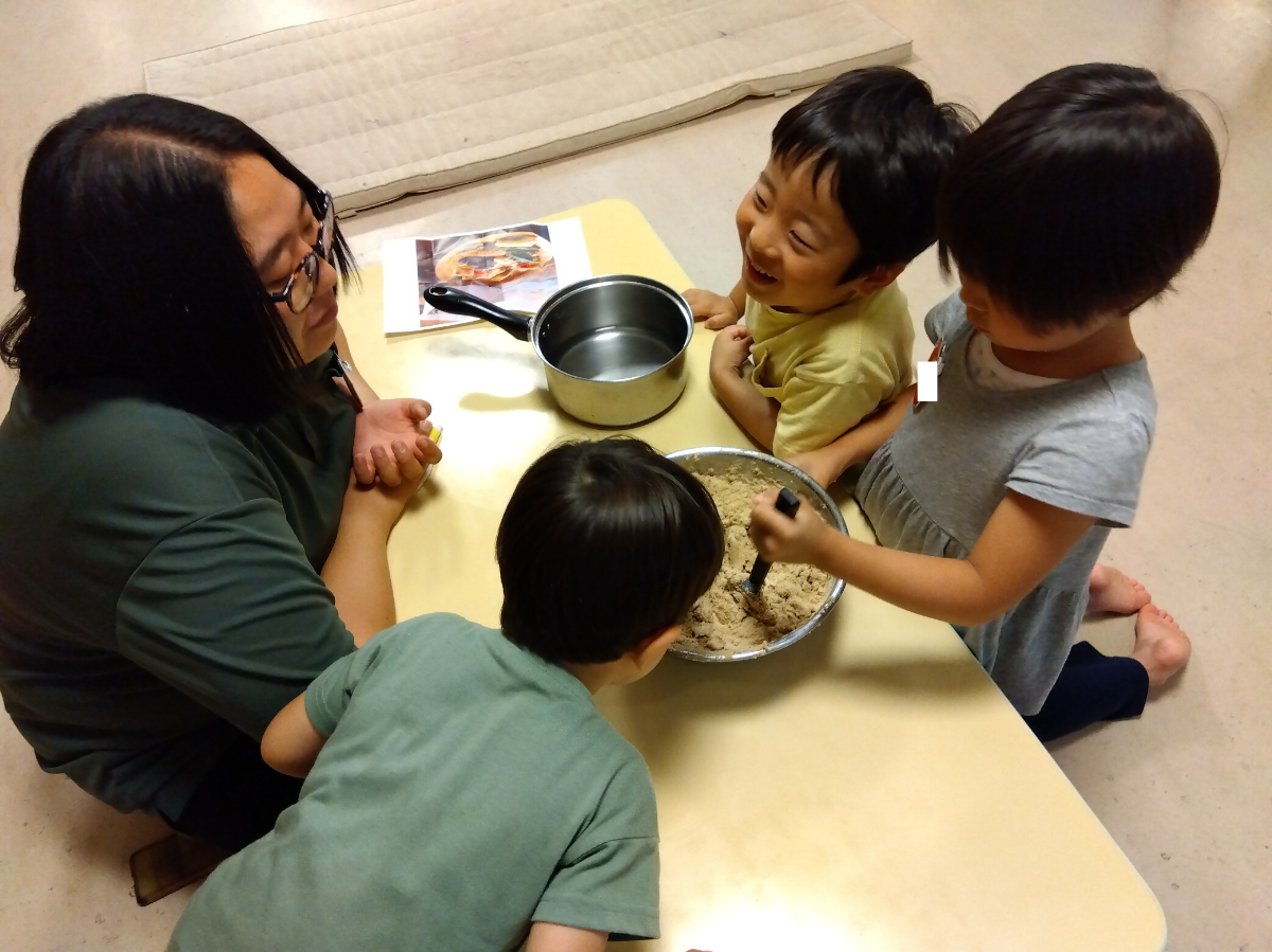 ぬか床を混ぜる子どもたち