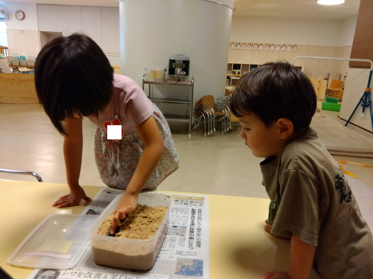 ぬか床にきゅうりを漬ける子どもたち