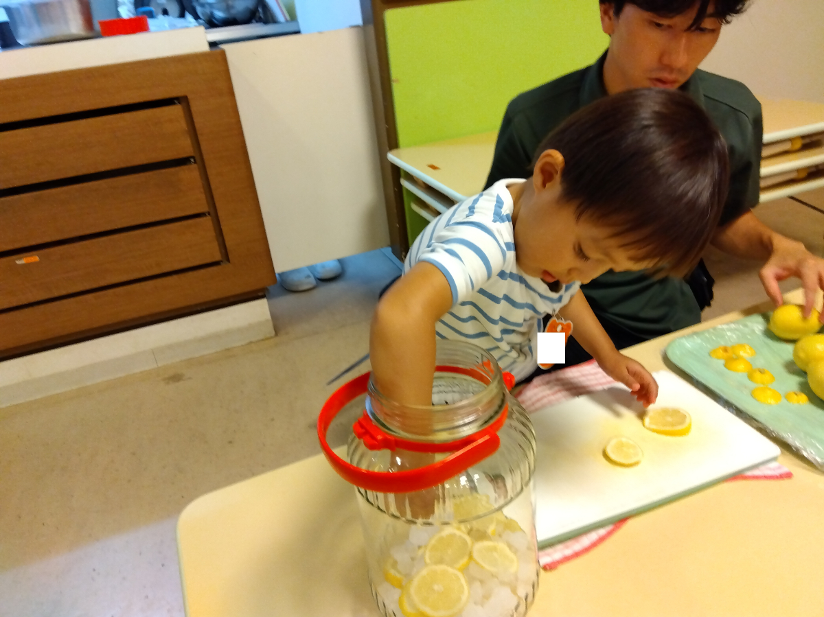 レモンシロップをつくる子ども