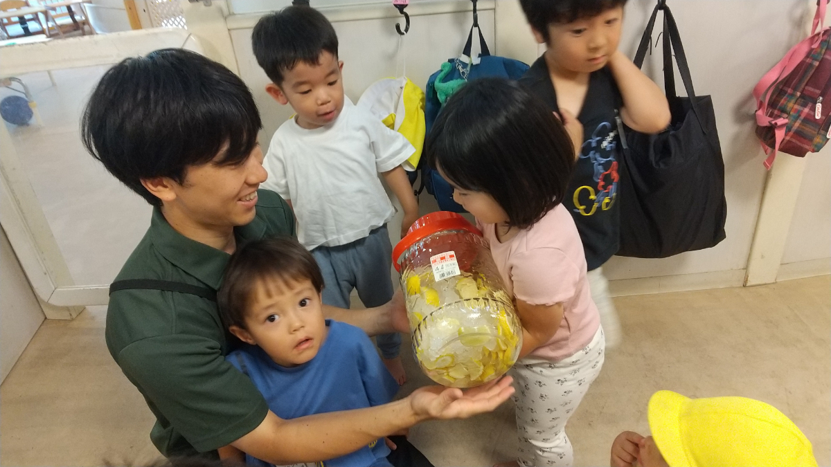 瓶の中身をかき混ぜる子どもたち