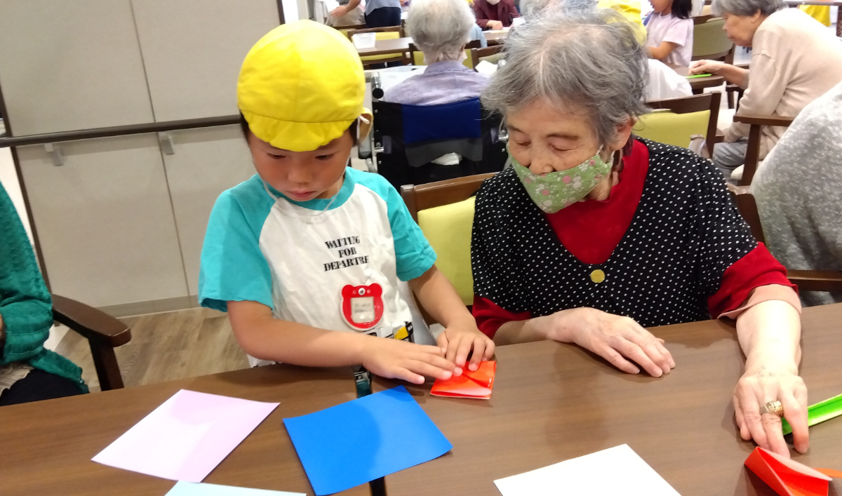 一緒に折り紙を折る様子