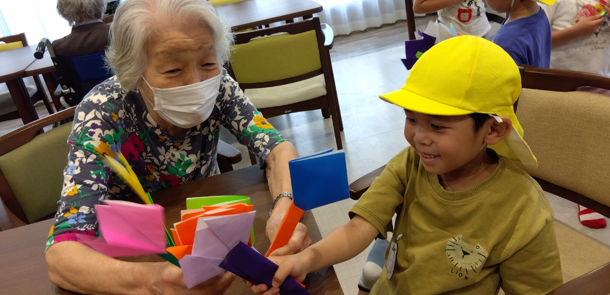 完成した折り紙を見せ合う様子