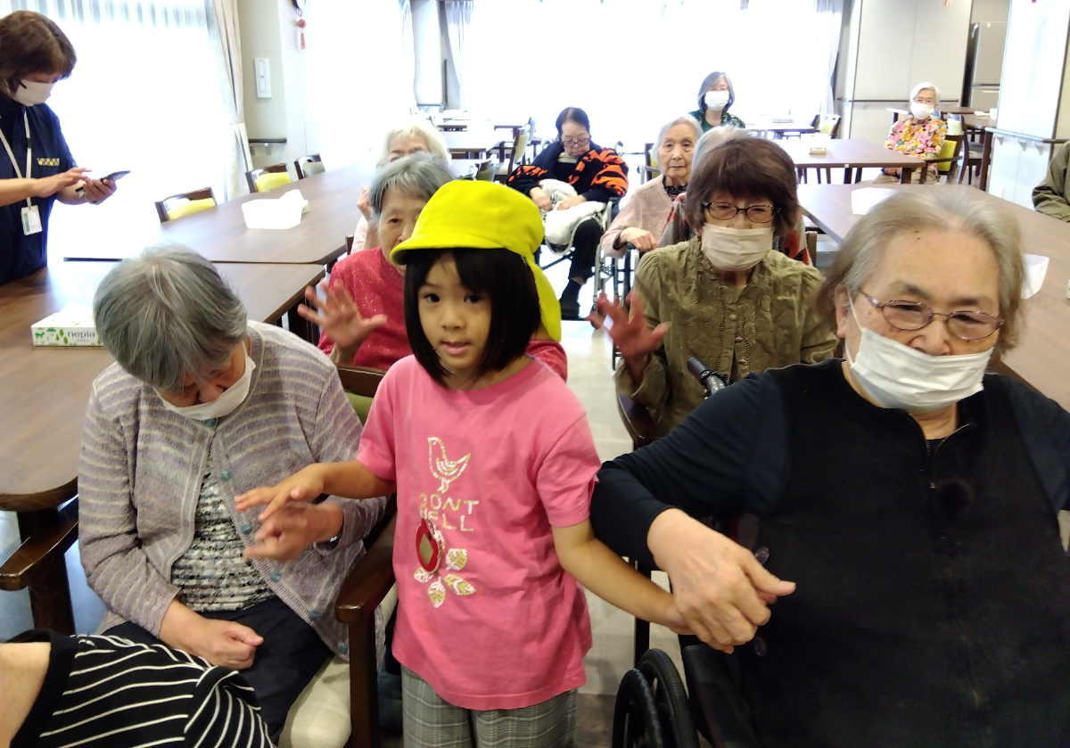 おばあちゃんと手を繋ぐ子ども