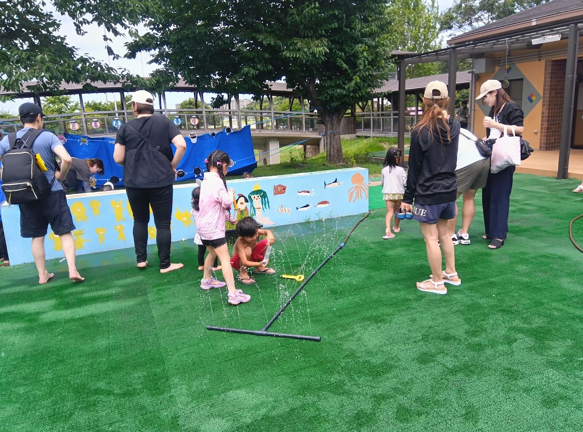 園庭での水遊びの様子
