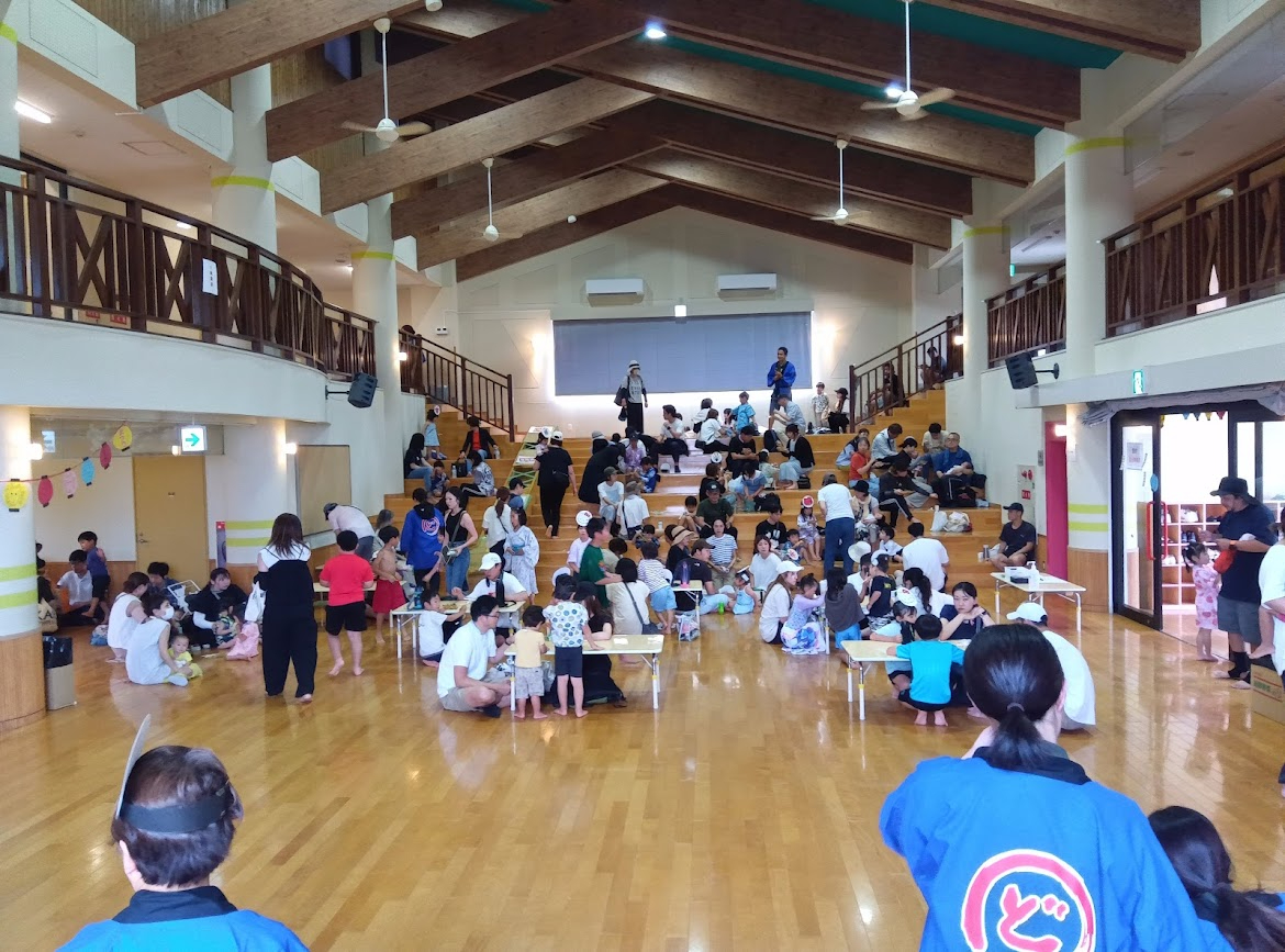 室内で涼む様子