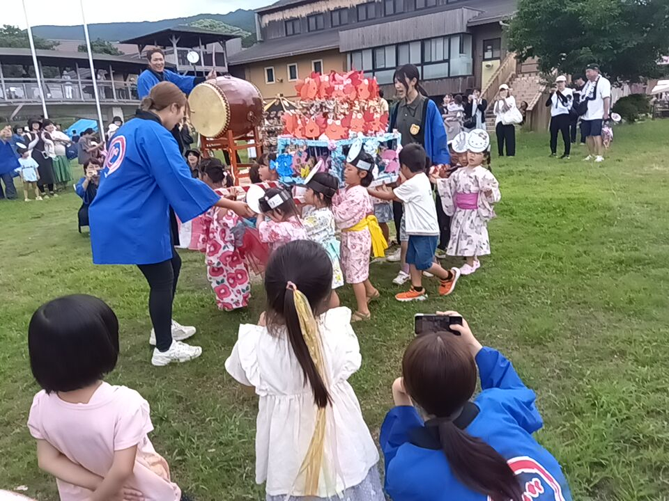 お神輿を担ぐ子どもたち