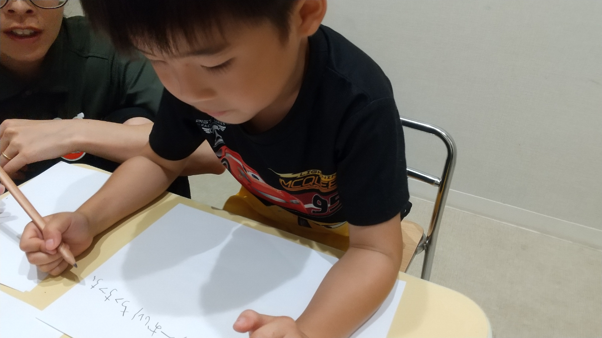 カブトムシの名前を考える子ども