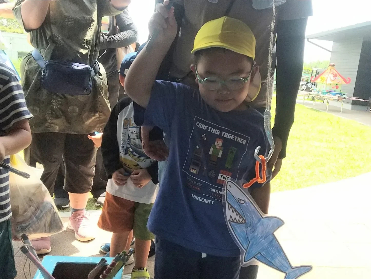 イラストの魚釣りを楽しむ子ども